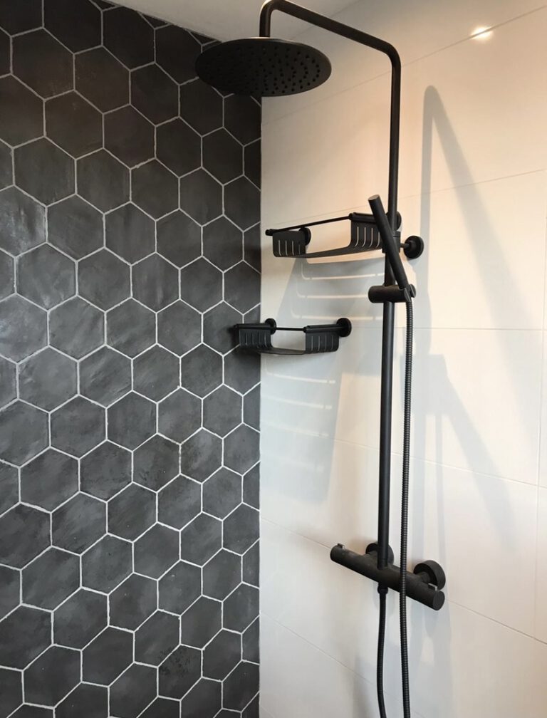Nieuwe badkamer met hexagoon tegels en zwarte elementen