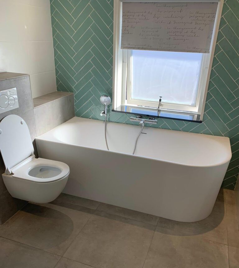 Gerenoveerde badkamer met matte elementen